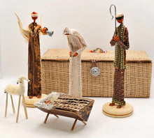 Load image into Gallery viewer, Nativity set of 5 pieces with box for storing

